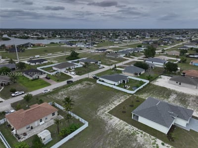 530 NW 23rd Ter, Cape Coral, FL 33993 — 27 of 34